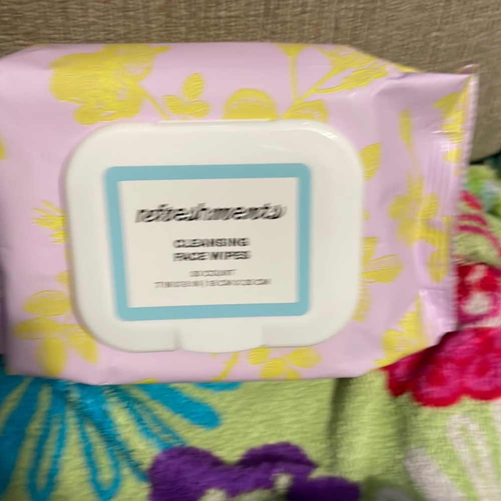 Refreshments cleansing wipes